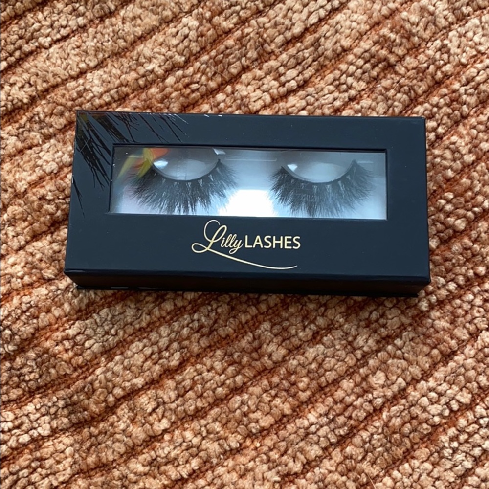 Lilly Lashes In Mykonos!